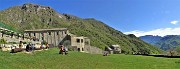 25 Abbazia di San Pietro al Monte (640 m) con vista sul Corno Birone a dx e contrafforti Monte Rai a sx